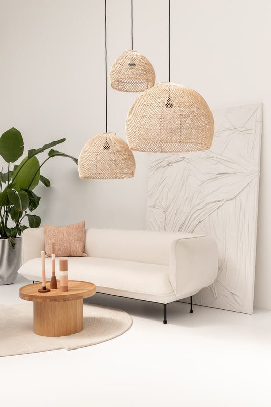 Handgemachte Stumpenkerze in Naturtönen – geschichtet