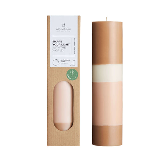 Handgemachte Stumpenkerze in Naturtönen – geschichtet